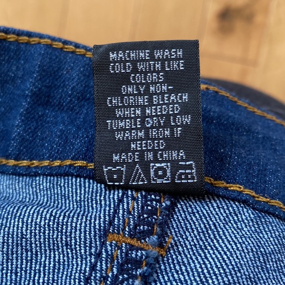 Nice jean skirt. Plus size 20. No brand. Has fancy pockets. Please look at pic. - Picture 7 of 9